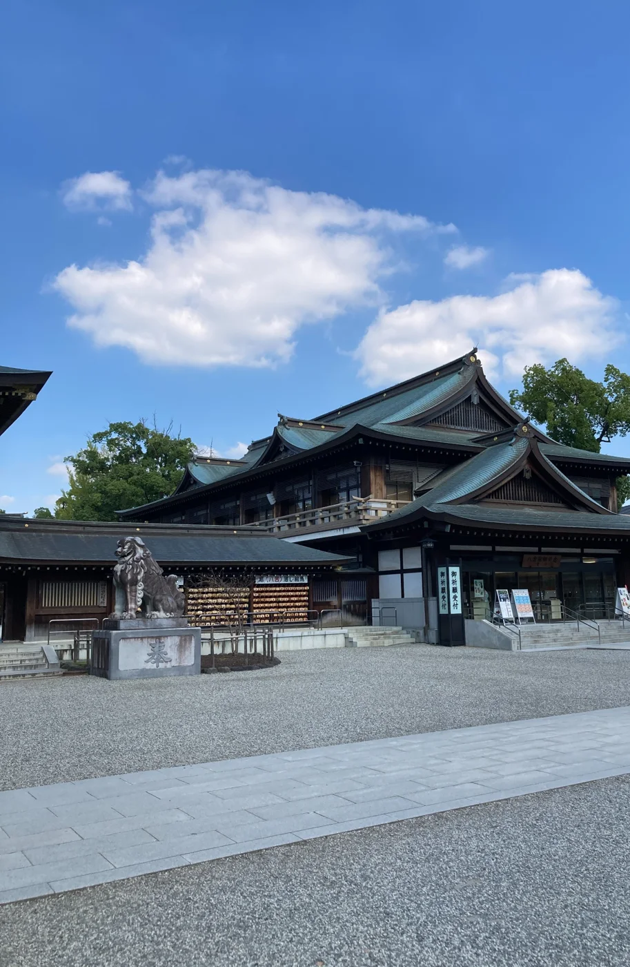 寒川神社でご祈祷の受付をする施設の外観